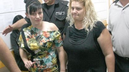 Анелия Велева (слева) в кулуарах суда