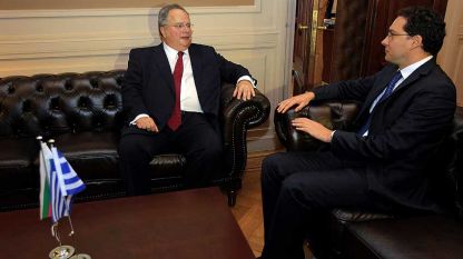 Даниел Митов разговаря  с гръцкия си колега Никос Кодзияс по време на официалната им среща в Атина на 21 октомври.