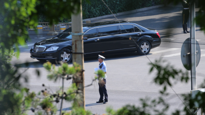 Лимузина, в която се смята, че е Ким Чен-ун, напуска държавната резиденция за гости в Пекин.