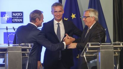 Доналд Туск, Йенс Столтенберг и Жан-Клод Юнкер (от ляво на дясно) на пресконференция в Брюксел след подписване на съвместна декларация за сътрудничество между Ес и НАТО.