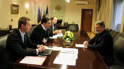 Außenminister Daniel Mitow und Mazedoniens Botschafter in Sofia Blagoj Handschiski besprachen konkrete Schritte für die Förderung der bilateralen Beziehungen.