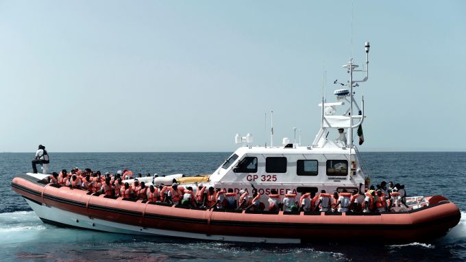 Лодка с мигранти е потънала на около 260 километра от