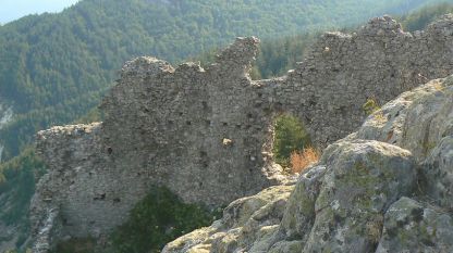  Крепостта Устра край Джебел. Изглед на крепостната стена отвътре.