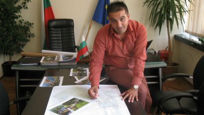 Кметът на Върбица Мердин Байрям кандидатства с проект за спортен комплекс през 2012 г. и спечели повече от 5 млн. лв. от програмата за развитие на селските райони