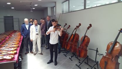 9-токласникът Александър Тянов изпълни Бах на 300-годишната цигулка на Гуарнери.