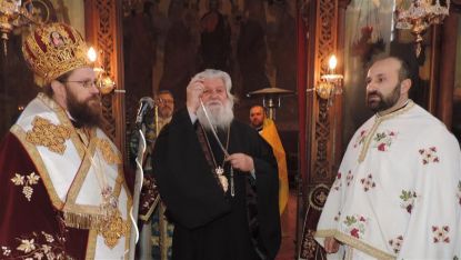 Нагръдният кръст на новия свещенослужител бе връчен от Видинския митрополит Дометиан