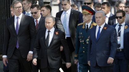 Руският президент Владимир Путин се отправя към Мемориала на незнайния войн след големия военен парад по случай 9 май, придружен от сръбския президент Александър Вучич /ляво/ и израелския премиер Бенямин Нетаняху /дясно/. 