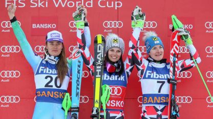 Анна Феннингер (в центре) после победы в альпийской комбинации в Банско.