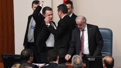 Парламентарни охранители предотвратиха сблъсък между Никола Груевски (вляво) и Талал Джафери (вдясно).
