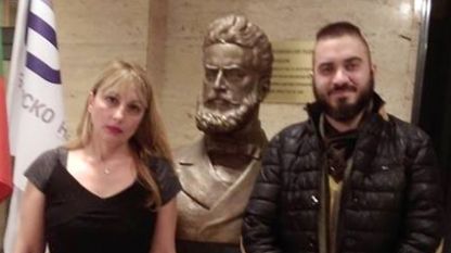 Мария Христова и Искрен Красимиров пред бюст-паметника на Христо Ботев в БНР.