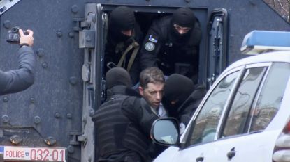 Косовски спецполицаи извеждат Марко Джурич - директор на сръбската правителствена служба за Косово, от полицейска кола в Прищина в понеделник.