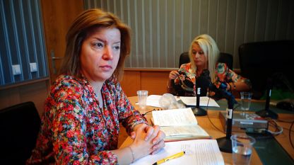 Анелия Торошанова (вдясно) разговоря с адвокат Елена Бенишева