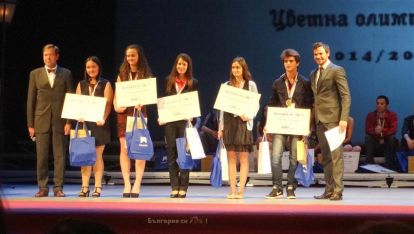 Награждаване на победителите по немски език, сред които е и Марио Георгиев 