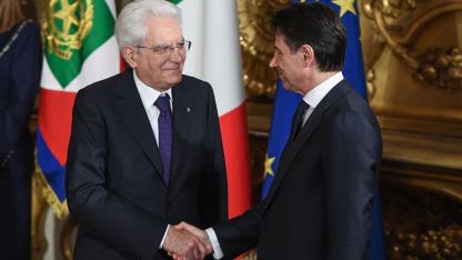 Италианският президент Матарела (ляво) поздравява новия министър-председател Конти