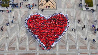 Живата мартеница под формата на сърце на 1 март 2017 година на площада във Видин