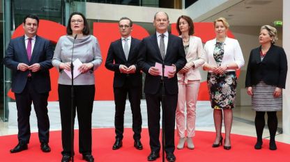 Бъдещия лидер на ГСДП Андреа Налес (втората от ляво) представя в Берлин кандидатите за министри на партията (останалите от ляво на дясно) - Хубертус Хайл, Хайко Маас, Олаф Шолц, Катарина Барли, Франциска Гифай и Свеня Шулце.