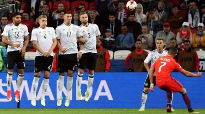 Алексис Санчес (вдясно) вкара 38-ия си гол за Чили срещу Германия