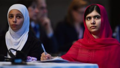 Музон Алмелехан от Сирия (вляво) и пакистанската правозащитничка Малала Юсавзай