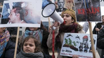 Докато демонстранти нахлуваха в германското консулство на остров Крит, живеещи във Франция кюрди протестираха пред централата на Еврокомисията в Брюксел срещу турската операция в Африн.