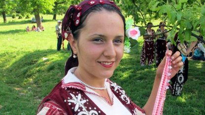 Алианска девойка от Лудогорието в празнични одежди, от книгата „Етническа и религиозна мозайка на България“.