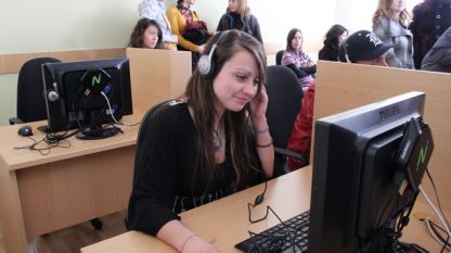 Студенти във фонетичния кабинет във ВТУ