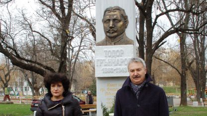 Кметът на Монтана Златко Живков и  правнучката на Тодор Грънчаров, д-р Елена Димитрова пред паметника на някогашния управник на града.