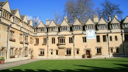 Оксфордският университет е най-старият университет във Великобритания