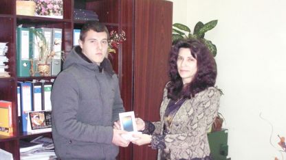Константин Тодоров получи наградата си от директора на НАП Монтана Анушка Вълова