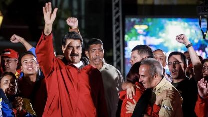 Президентът на Венецуела Николас Мадуро поздравява свои привърженици след вота