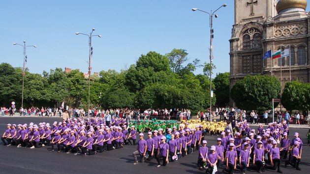 В празничното шествие във Варна се включиха ученици, преподаватели и учени (Видео)