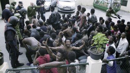 Мигранти от Африка се опитват да влязат на територията на испанския анклав Сеута