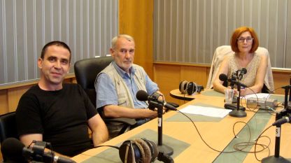 Бисер Николов (вляво), Георги Апостолов и Цвета Николова в студиото на предаването.