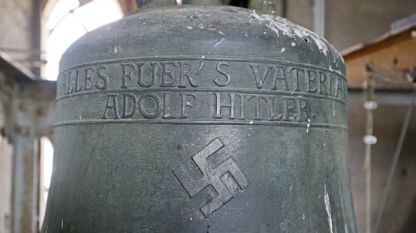 Бронзовата камбана от 1934 г. със свастика и надпис в чест на Хитлер