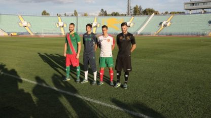 Футболистите ни с екипи създадени в памет на загиналите българи в Априлското въстание