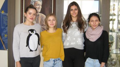Калина, Мая, Магдалина и Натали от клуба на БМЧК в гимназията с преподаване на чужди езици