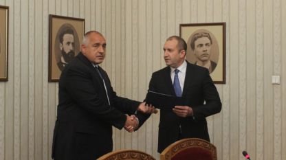 Лидерът на ГЕРБ Бойко Борисов връчва на президента Румен Радев папка за успешно изпълнен мандат за съставяне на правителство