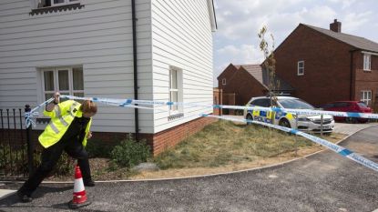 Полиция блокира района около къща в Еймсбъри, където припаднаха мъж и жена, за които тестове показаха, че са били отровени с „Новичок“.