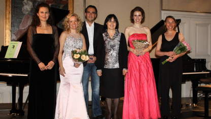 Участниците в концерта с г-жа Антоанета Байчева