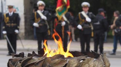 Във Варна с поклонение и полагане на венци с военен ритуал пред Паметника-арка на Осми Приморски полк бе отбелязана 72- годишнината от победата над нацизма. Ритуалът по издигане на знамето на Европа бе по повод Деня на Европа