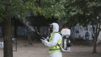 Санитарни служители пръскат срещу комари в аржентинската столица Буенос Айрес като профилактика срещу зика