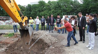 Зам.министър Йордан Йовчев направи първа копка на спортна площадка в Стара Загора