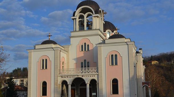 В катедралата Св. Св. Кирил и Методий“ в Ловеч днес,
