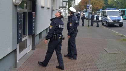 Полицаи проверяват сгради в зоната за евакуация във Франкфурт