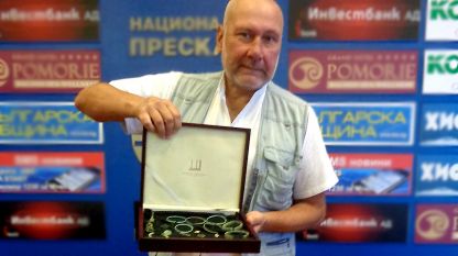 Ο καθηγητής Οβτσάροφ έδειξε ένα μέρος των ευρημάτων από το Περπερικόν, που ανακαλύφθηκαν φέτος. 