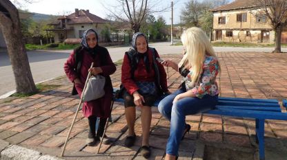 Анелия Торошанова разговаря с двете измамени жени - Вела и Венета на площада пред кметството в с. Синьо бърдо.