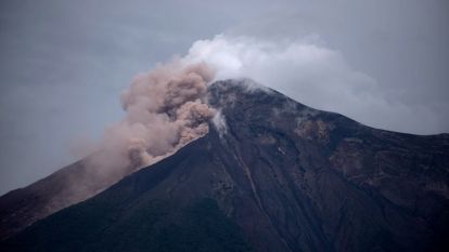 Вулканът Фуего в Гватемала взе досега над 100 жертви