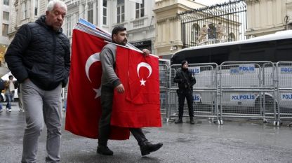 Спорът избухна след решението на Холандия да блокира визите за турски представители, желаещи да агитират за референдума за промени в Конституцията на Турция
