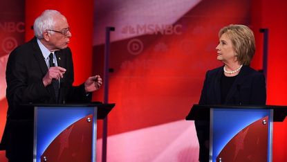 Бърни Сандърс и Хилари Клинтън по време на дебата