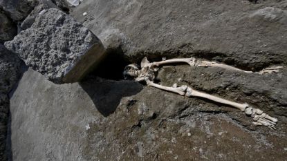 Скелетът на мъж в Помпей, застигнат от голям каменен къс, докато бягал от изригването на вулкана Везувий през 79 г.