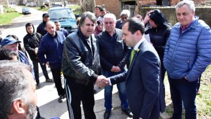 Хората във Върбица излизат втори ден на протест в селото.